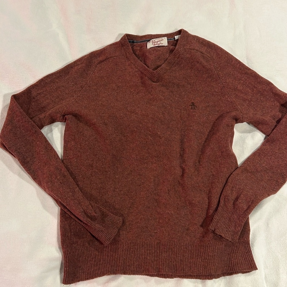 Stay cozy and stylish with this classic Penguin sweater size Large